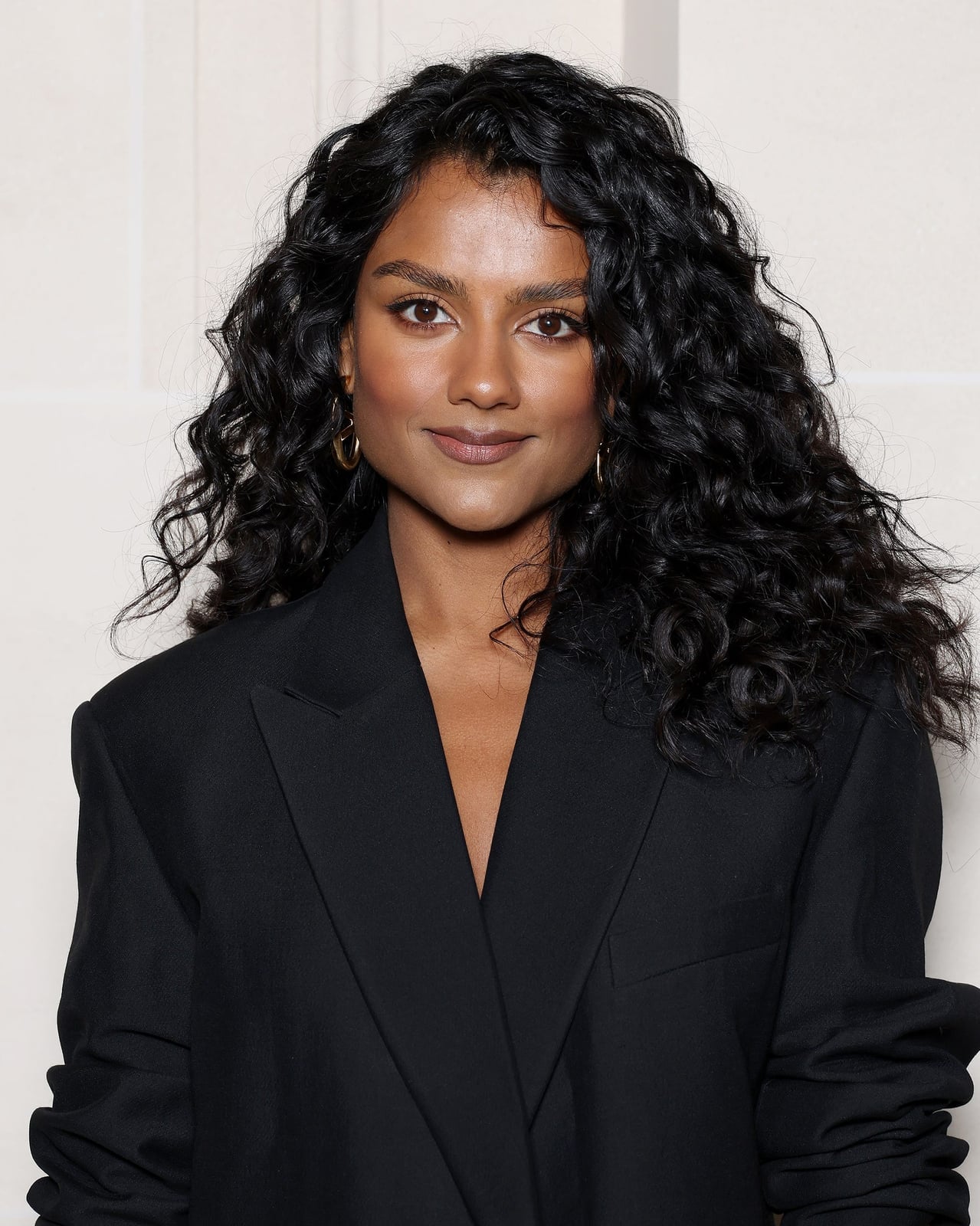 Shoulder-Length Cut With Highlighted Strands Shoulder-Length Cut With Highlighted Strands — Classy Curly Hair Cutting
