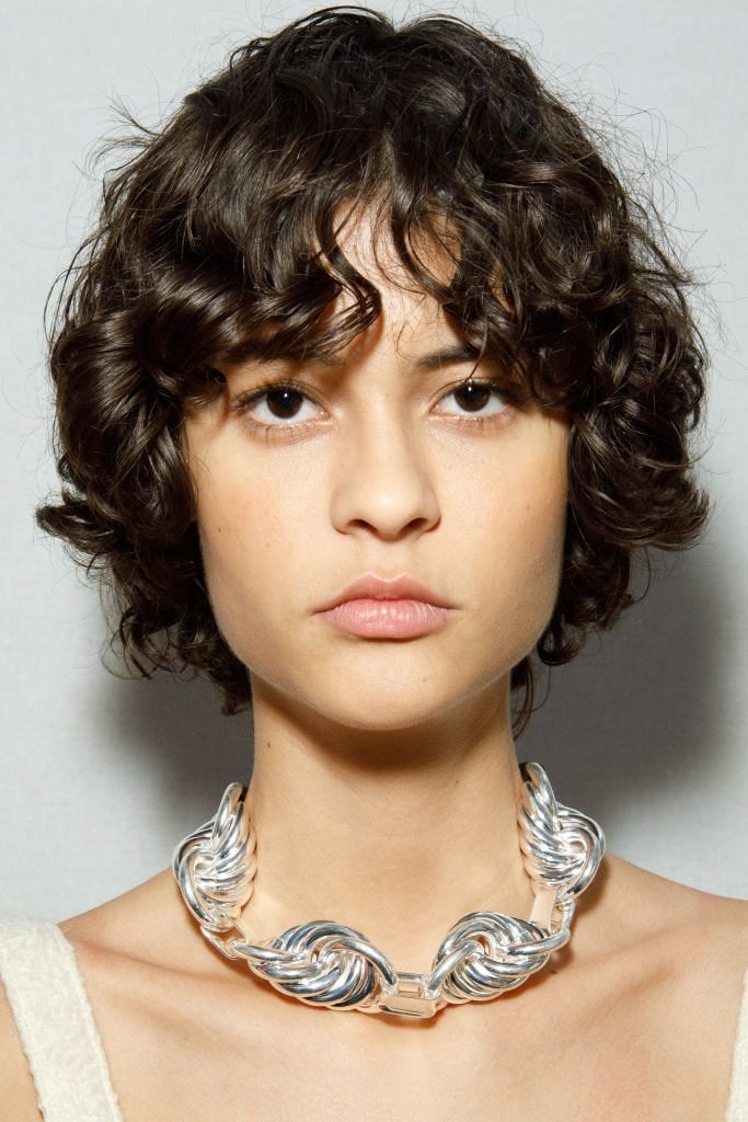 Air-Dried Jaw Bob With Side Part Air-Dried Jaw Bob With Side Part — Classy Curly Hair Cutting