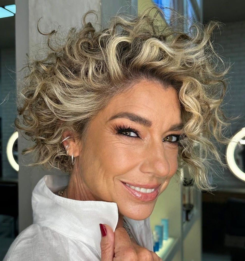 30 Stylish Hairstyles for Women with Curly Hair Over 50 in 2026