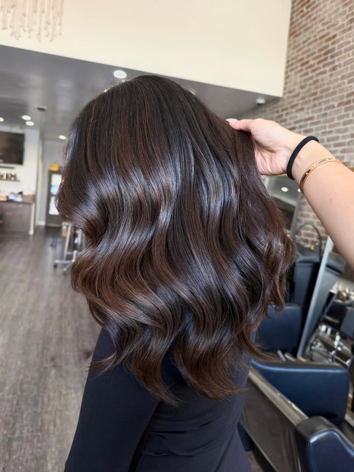 Mid-Back Dark Brown With Subtle Lighter Brown Highlights Blowout, Wavy Mid-Back Dark Brown With Subtle Lighter Brown Highlights Blowout, Wavy — Classy Dark Brown Highlights