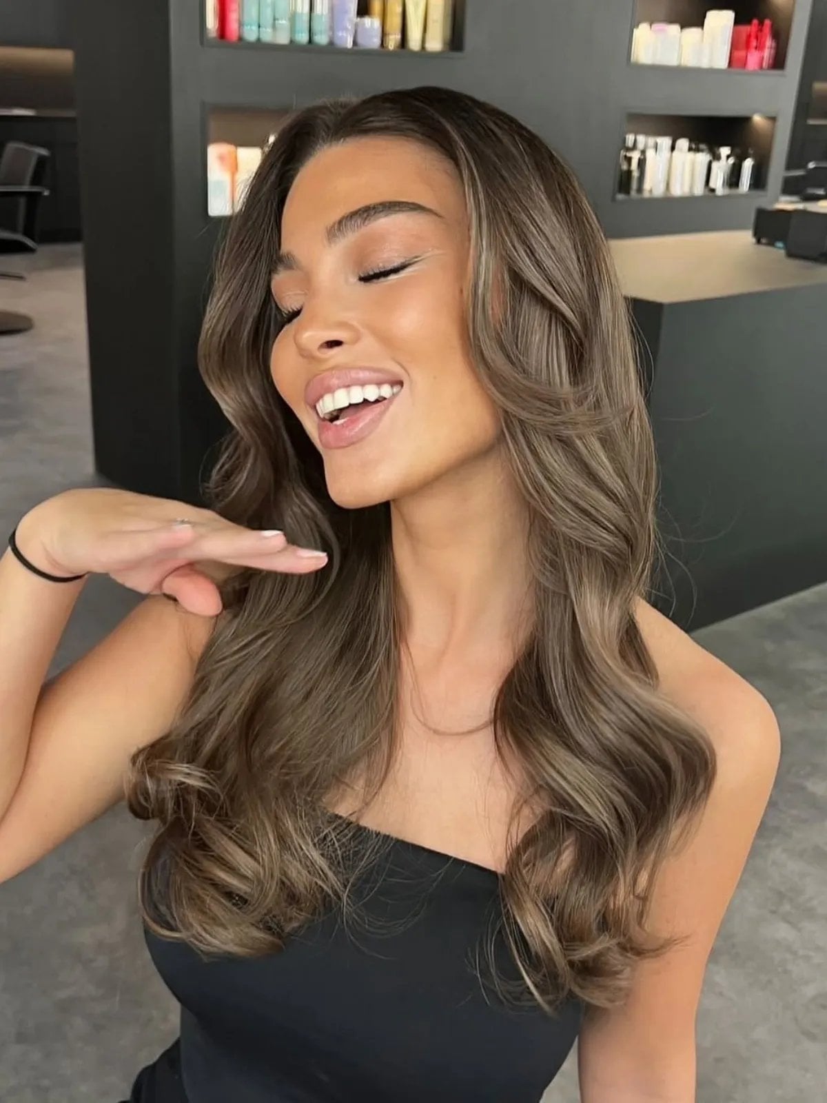 Mid-Back Dark Brown With Lighter Brown Highlight Blowout Mid-Back Dark Brown With Lighter Brown Highlight Blowout — Classy Dark Brown Highlights