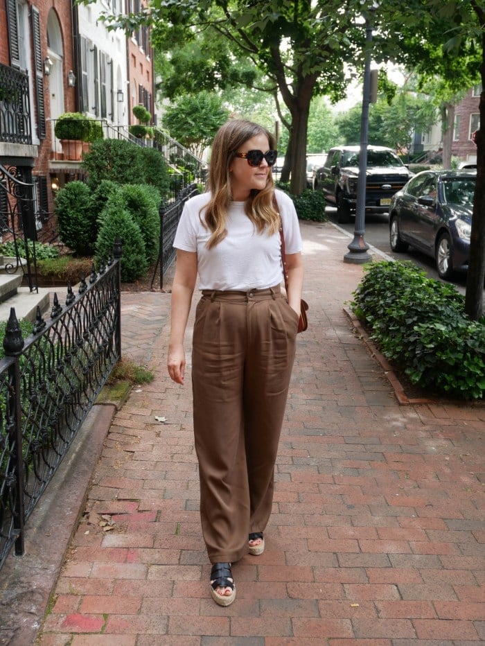 White T-Shirt with Wide-Leg Brown Trousers and Espadrille Wedges — Classy Edgy Outfits