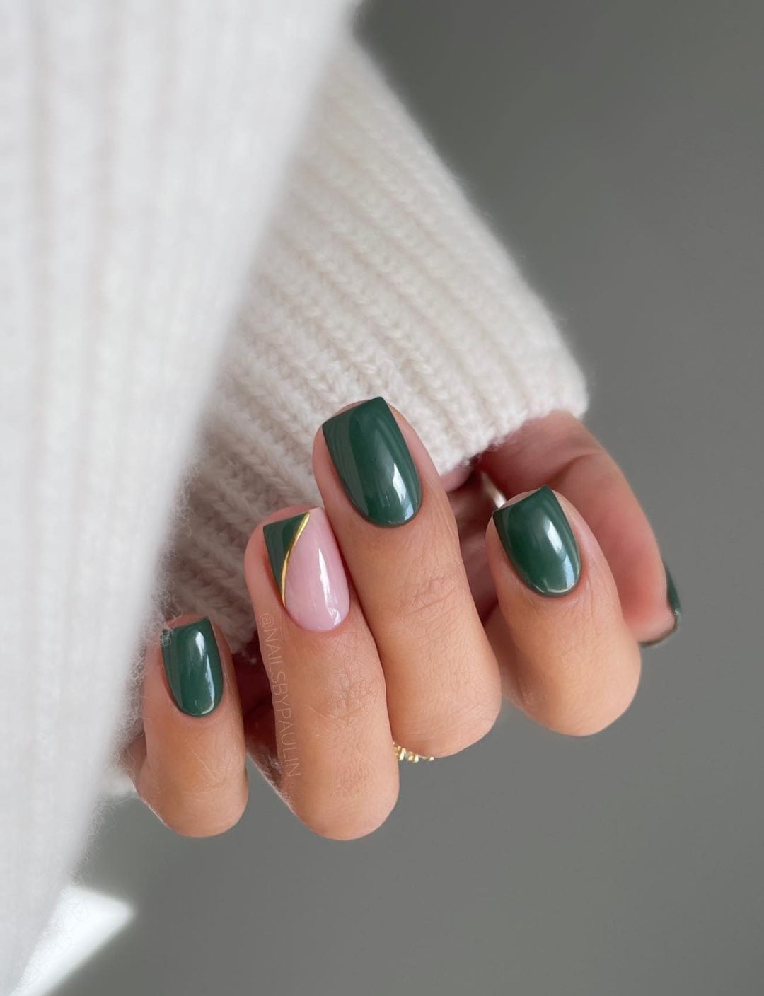 Short Square Deep Emerald Green Geometric Accent Short Square Deep Emerald Green Geometric Accent — Classy Emerald Green Nails