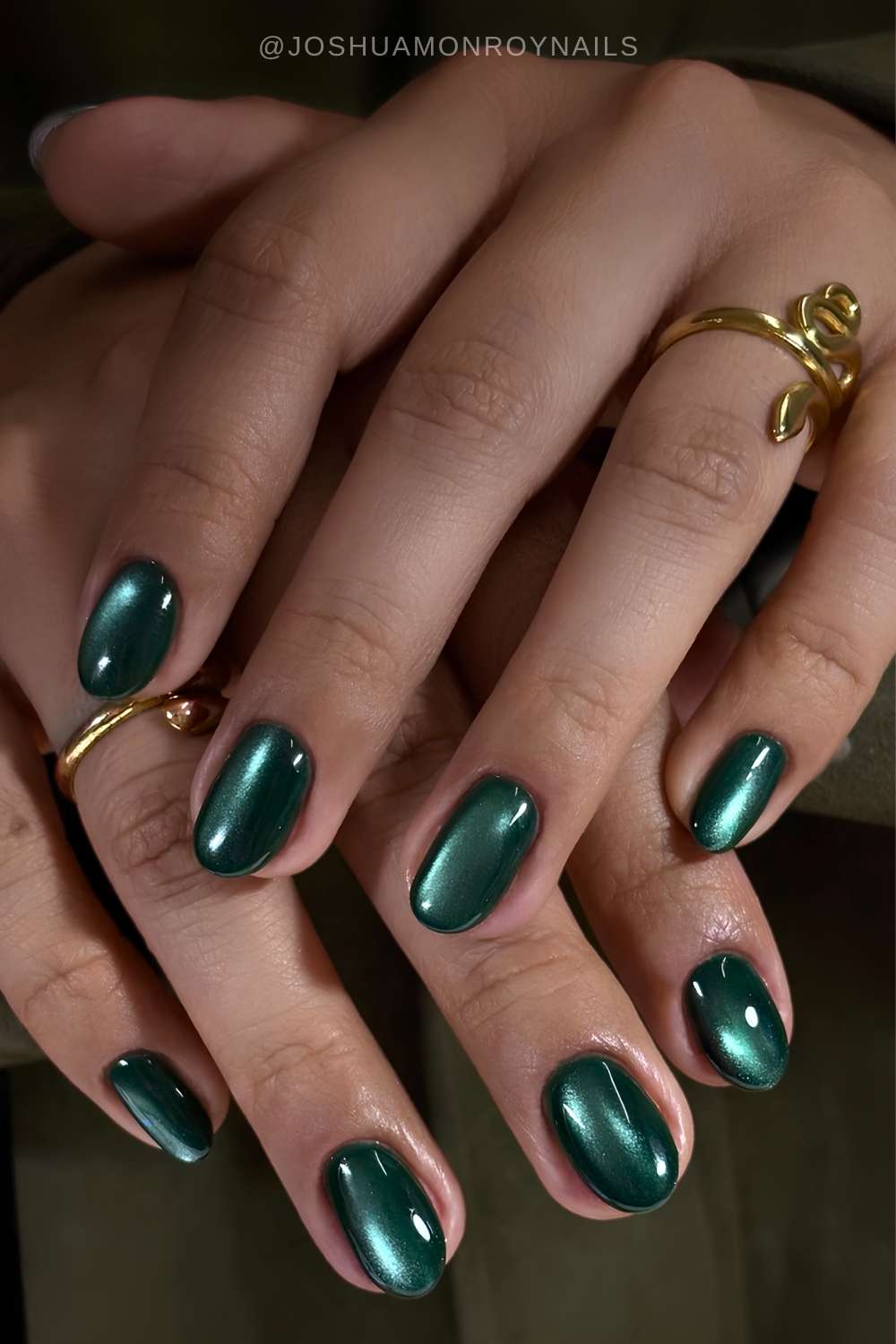 Short Oval Deep Emerald Green Cat-Eye Effect Short Oval Deep Emerald Green Cat-Eye Effect — Classy Emerald Green Nails