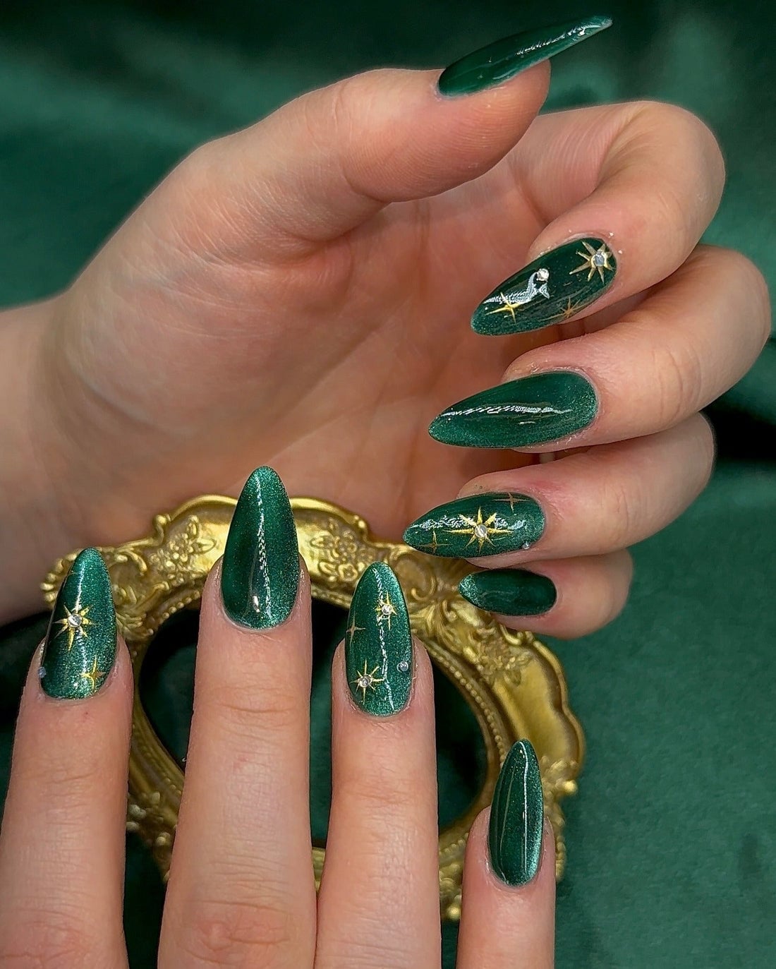 Medium Almond Cat-Eye Glitter Gold Stars Medium Almond Cat-Eye Glitter Gold Stars — Classy Emerald Green Nails