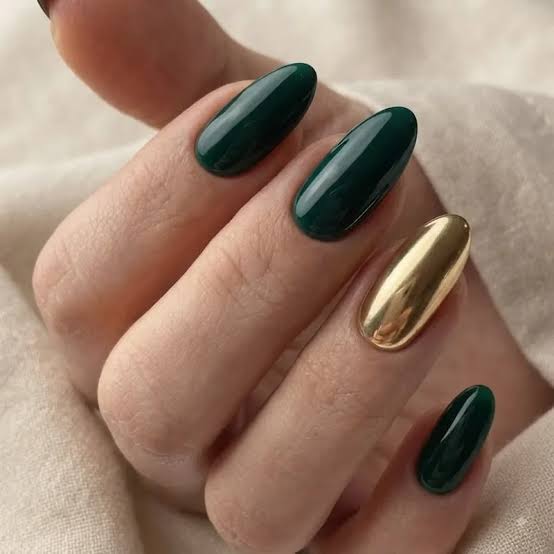 Medium Almond Glossy Emerald Green Gold Chrome Accent Medium Almond Glossy Emerald Green Gold Chrome Accent — Classy Emerald Green Nails