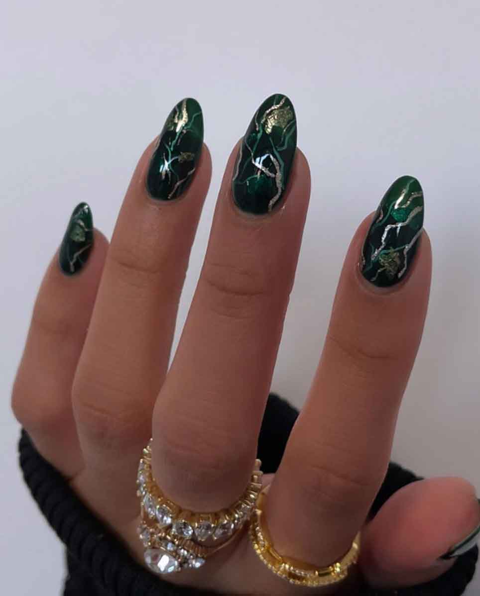 Medium Oval Glossy Emerald Green Silver Gold Marble Medium Oval Glossy Emerald Green Silver Gold Marble — Classy Emerald Green Nails