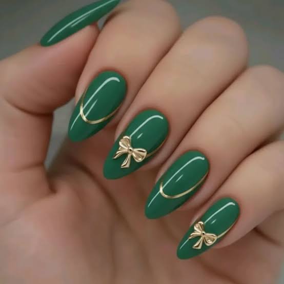 Medium Oval Glossy Emerald Green Gold Bows Lines Medium Oval Glossy Emerald Green Gold Bows Lines — Classy Emerald Green Nails