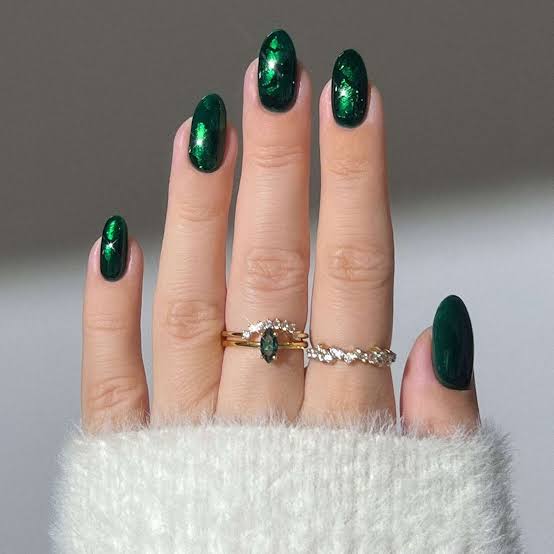 Medium Oval Glossy Deep Emerald Green Subtle Shimmer Medium Oval Glossy Deep Emerald Green Subtle Shimmer — Classy Emerald Green Nails