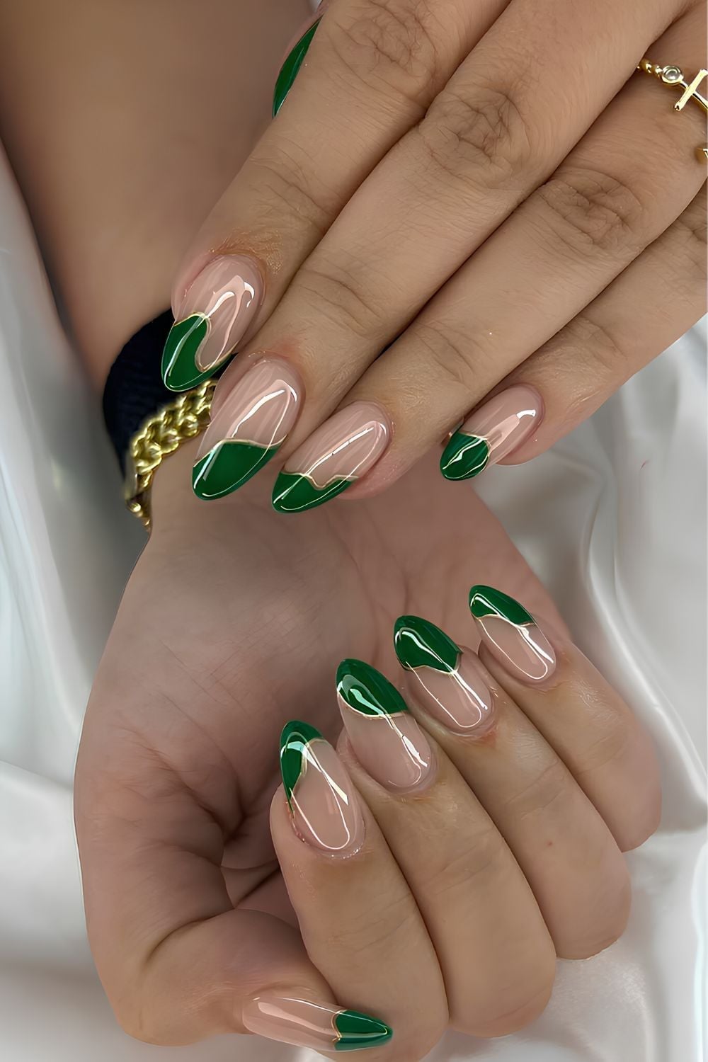 Medium Oval Glossy Nude Base Emerald French Tip Medium Oval Glossy Nude Base Emerald French Tip — Classy Emerald Green Nails