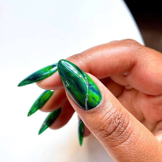 Medium Stiletto Rich Glossy Emerald Green Medium Stiletto Rich Glossy Emerald Green — Classy Emerald Green Nails