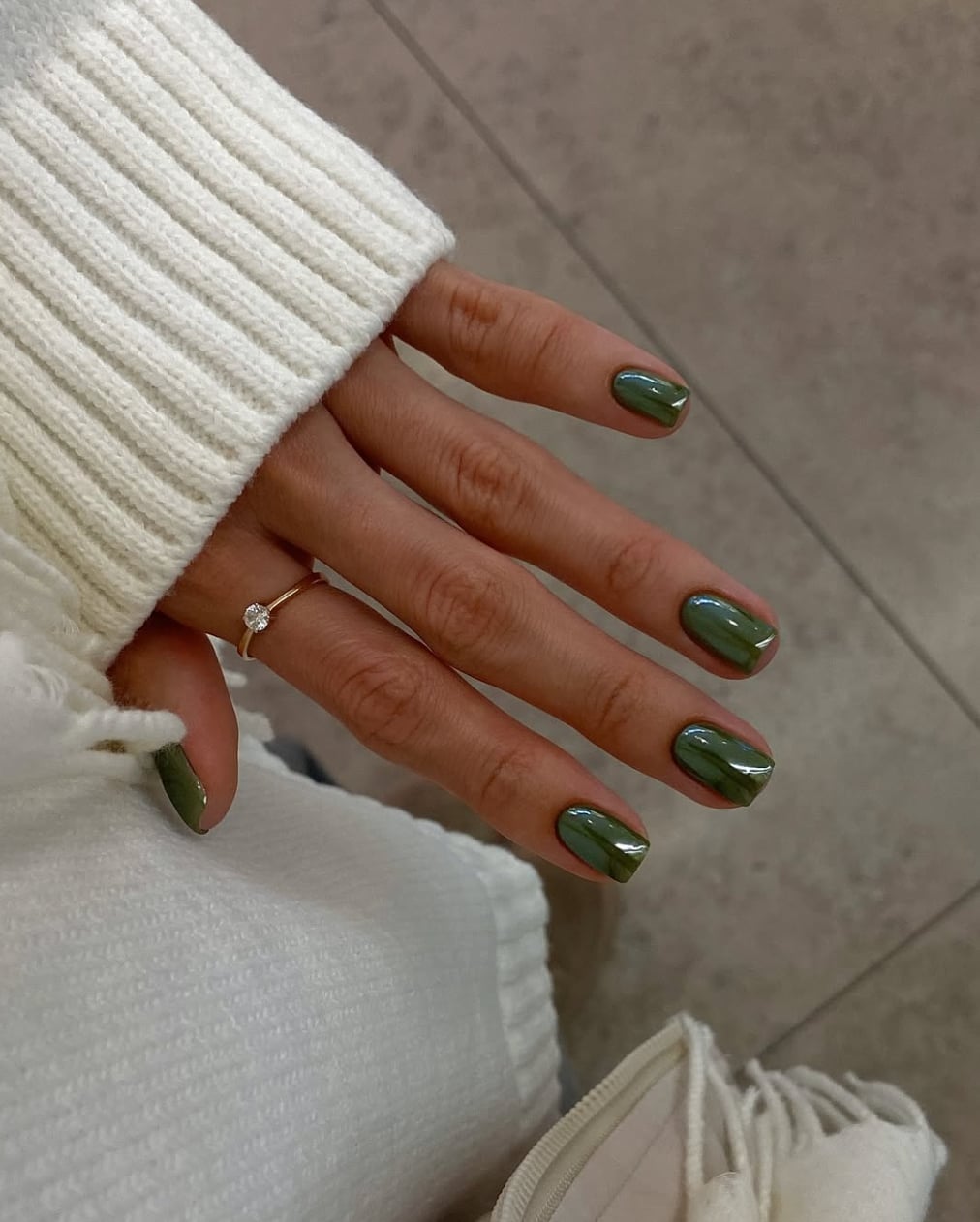 Short Square Glossy Olive Green Minimalist Line Accent Short Square Glossy Olive Green Minimalist Line Accent — Classy Emerald Green Nails