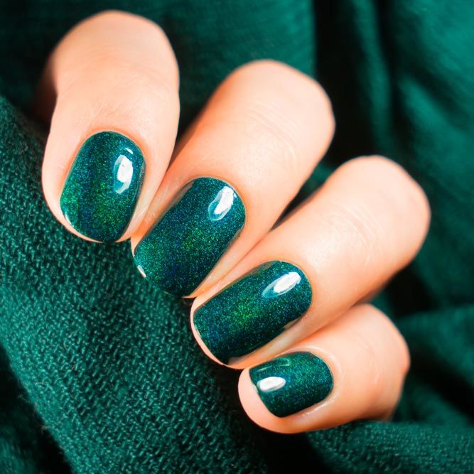 Short Oval Glossy Deep Emerald Green Shimmer Short Oval Glossy Deep Emerald Green Shimmer — Classy Emerald Green Nails
