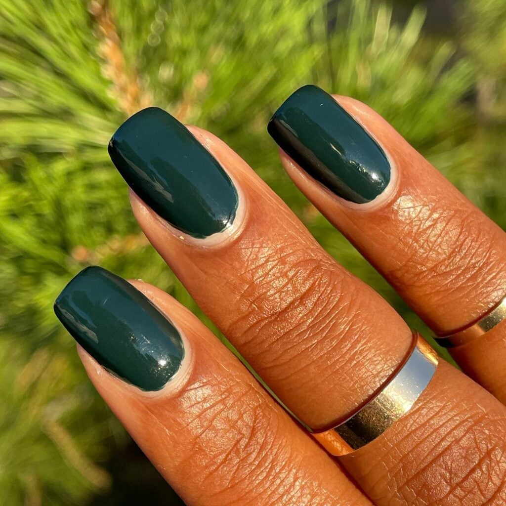 Short Oval High Gloss Deep Emerald Green Short Oval High Gloss Deep Emerald Green — Classy Emerald Green Nails