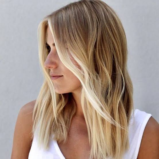 Collarbone Blonde Balayage With Waves Collarbone Blonde Balayage With Waves — Classy Face Framing Layers