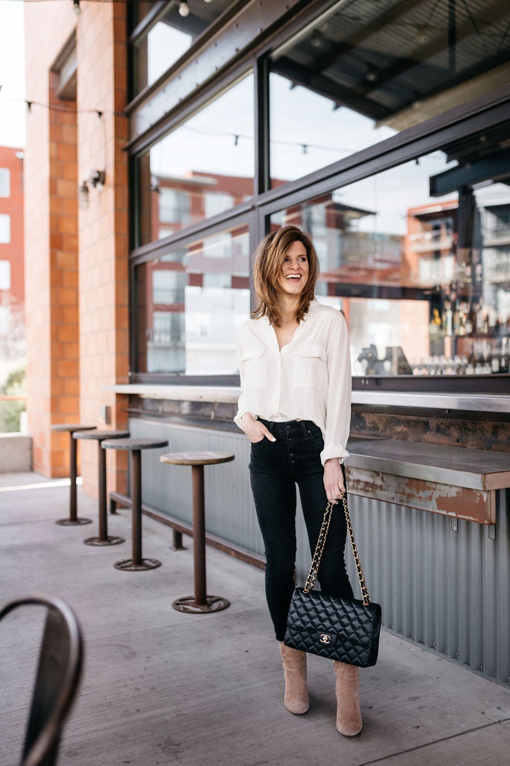 Black Skinny Jeans with White Shirt and Tan Boots for a Relaxed Date Black Skinny Jeans with White Shirt and Tan Boots for a Relaxed Date — Classy First Date Outfits