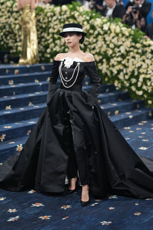 Avant-garde Black Ensemble with Voluminous Skirt Overlay — Classy Gala Outfits