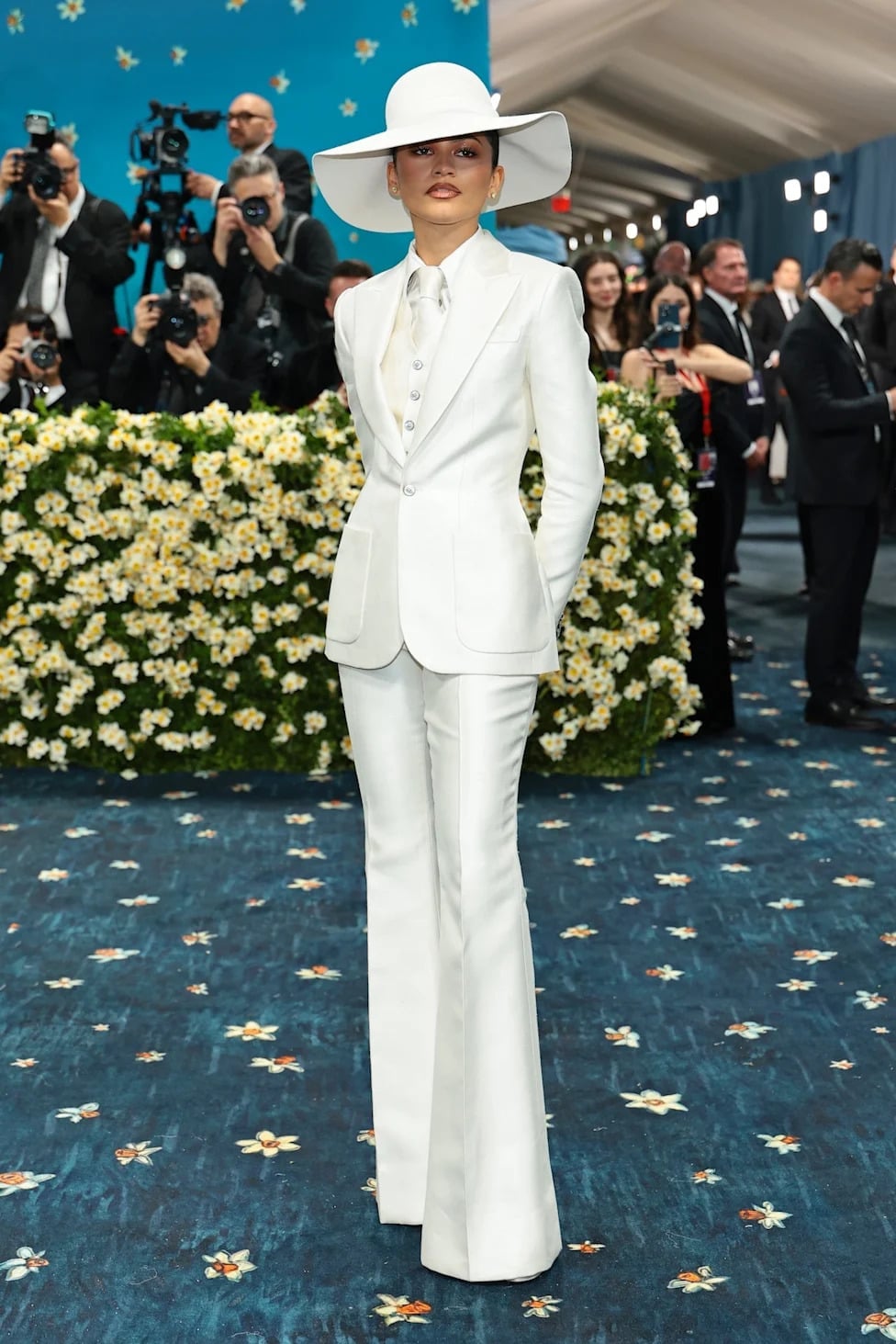 Chic All-White Tailored Suit with Flared Trousers — Classy Gala Outfits