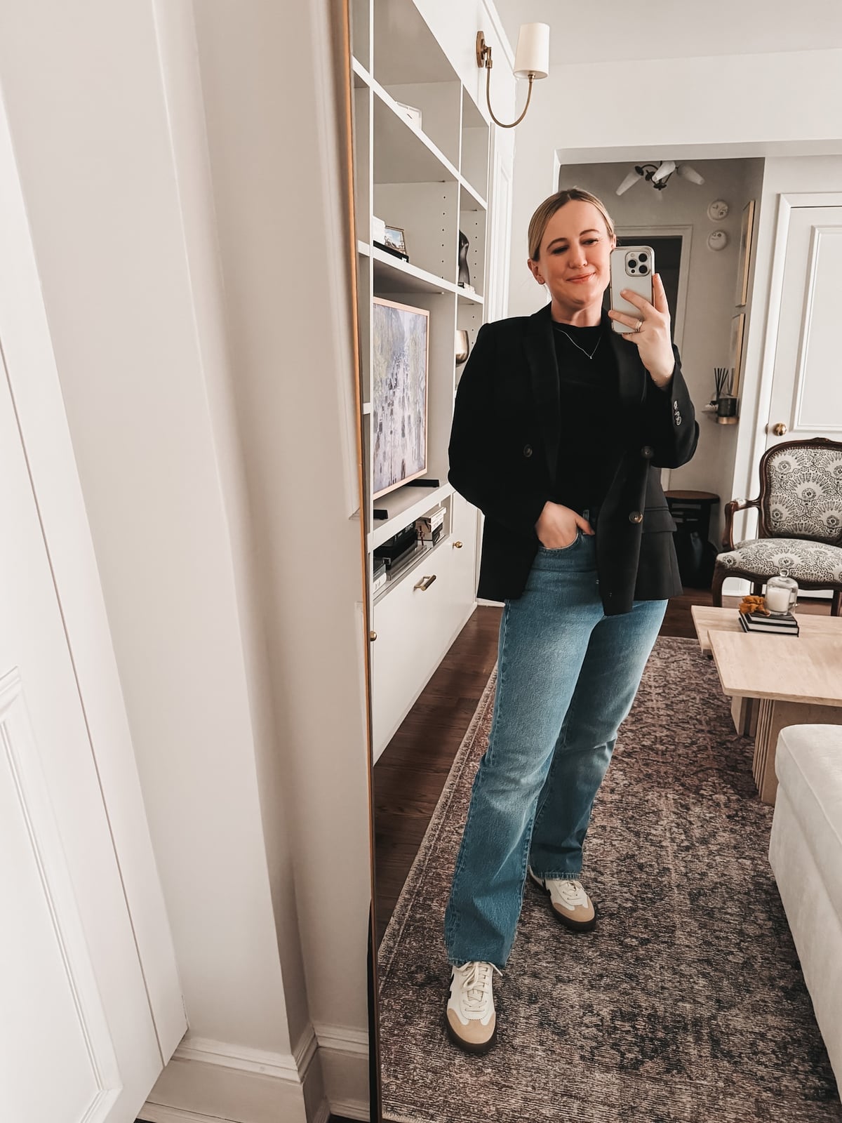 Light Wash Straight Leg Jeans With Oversized Blazer, Close-Up Take Light Wash Straight Leg Jeans With Oversized Blazer, Close-Up Take — Classy Going Out Outfits Jeans