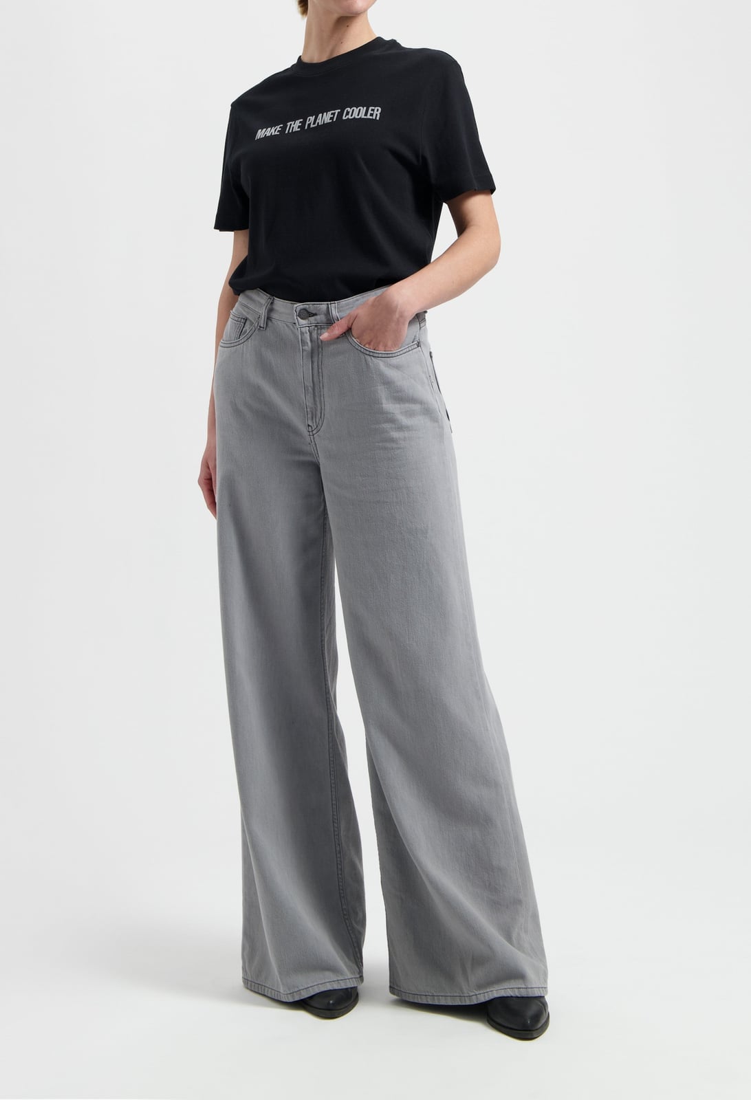 Light Gray Wide Leg Jeans With Black T-Shirt, Denim Light Gray Wide Leg Jeans With Black T-Shirt, Denim — Classy Gray Jeans Outfits