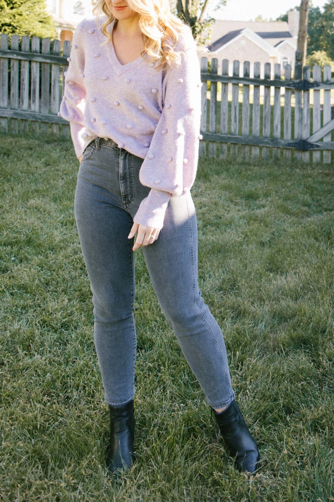 Fitted Gray Jeans With Lilac Pom-Pom Sweater and Black Ankle Boots Fitted Gray Jeans With Lilac Pom-Pom Sweater and Black Ankle Boots — Classy Gray Jeans Outfits