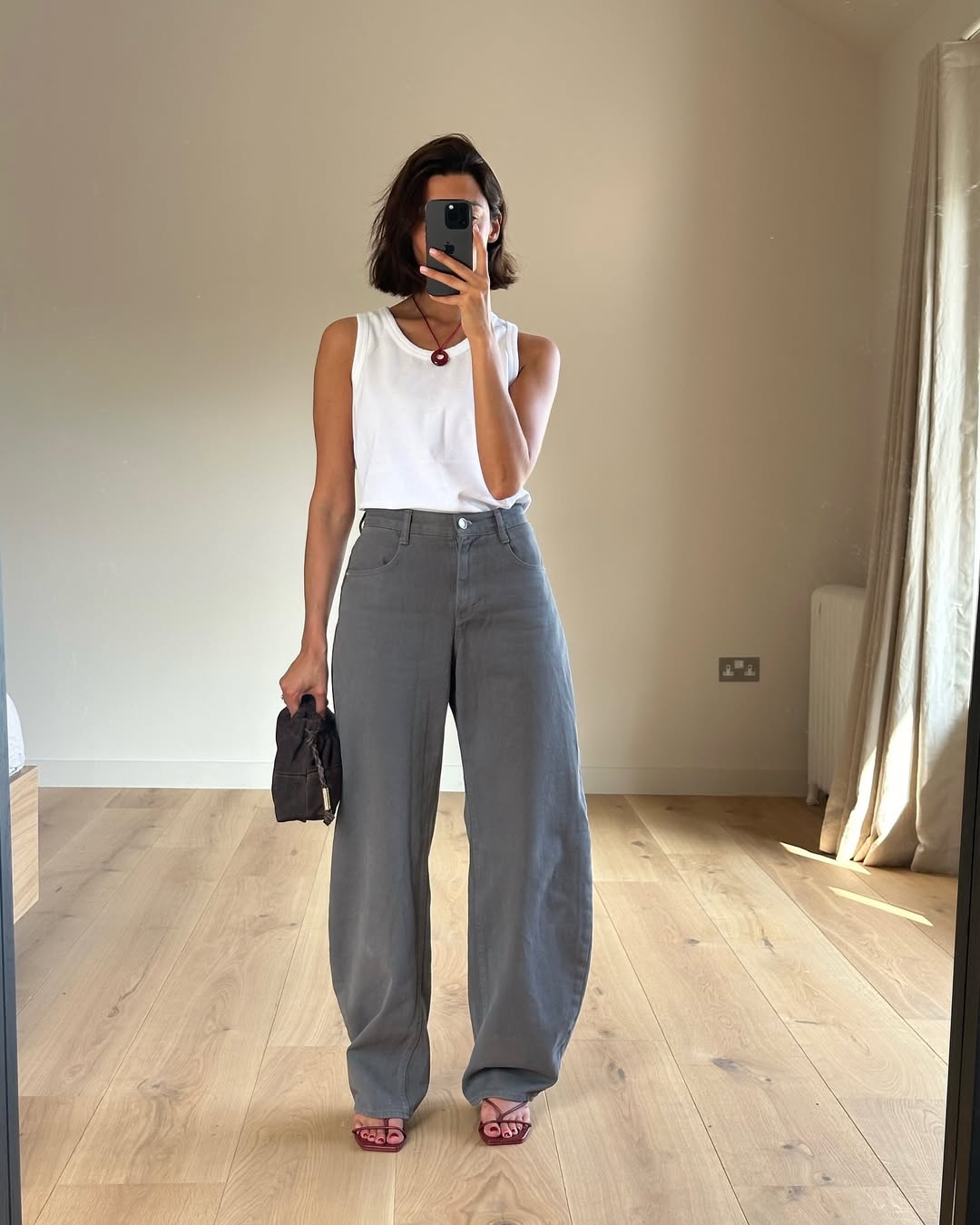 Wide Leg Gray Jeans With White Tank Top and Dark Mini Bag Wide Leg Gray Jeans With White Tank Top and Dark Mini Bag — Classy Gray Jeans Outfits