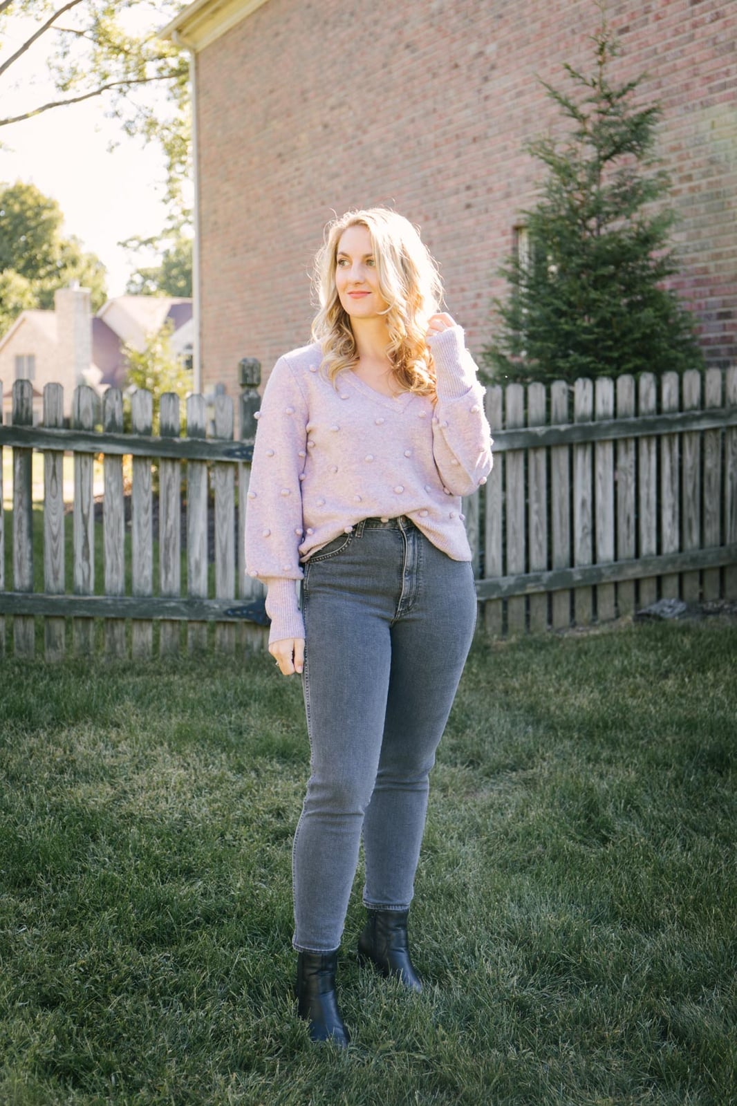Fitted Gray Jeans With Voluminous Sleeve Sweater, Close-Up Take Fitted Gray Jeans With Voluminous Sleeve Sweater, Close-Up Take — Classy Gray Jeans Outfits