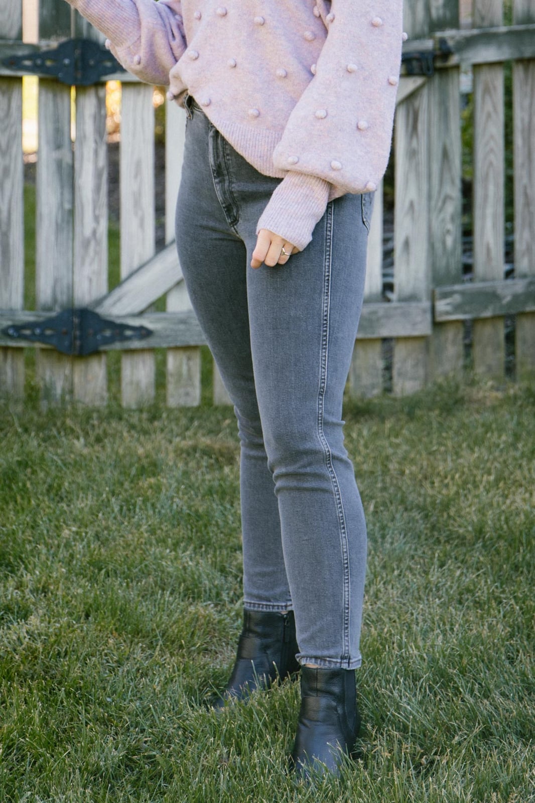 Fitted Gray Jeans With Lilac Pom-Pom Detail Sweater, Close-Up Take Fitted Gray Jeans With Lilac Pom-Pom Detail Sweater, Close-Up Take — Classy Gray Jeans Outfits