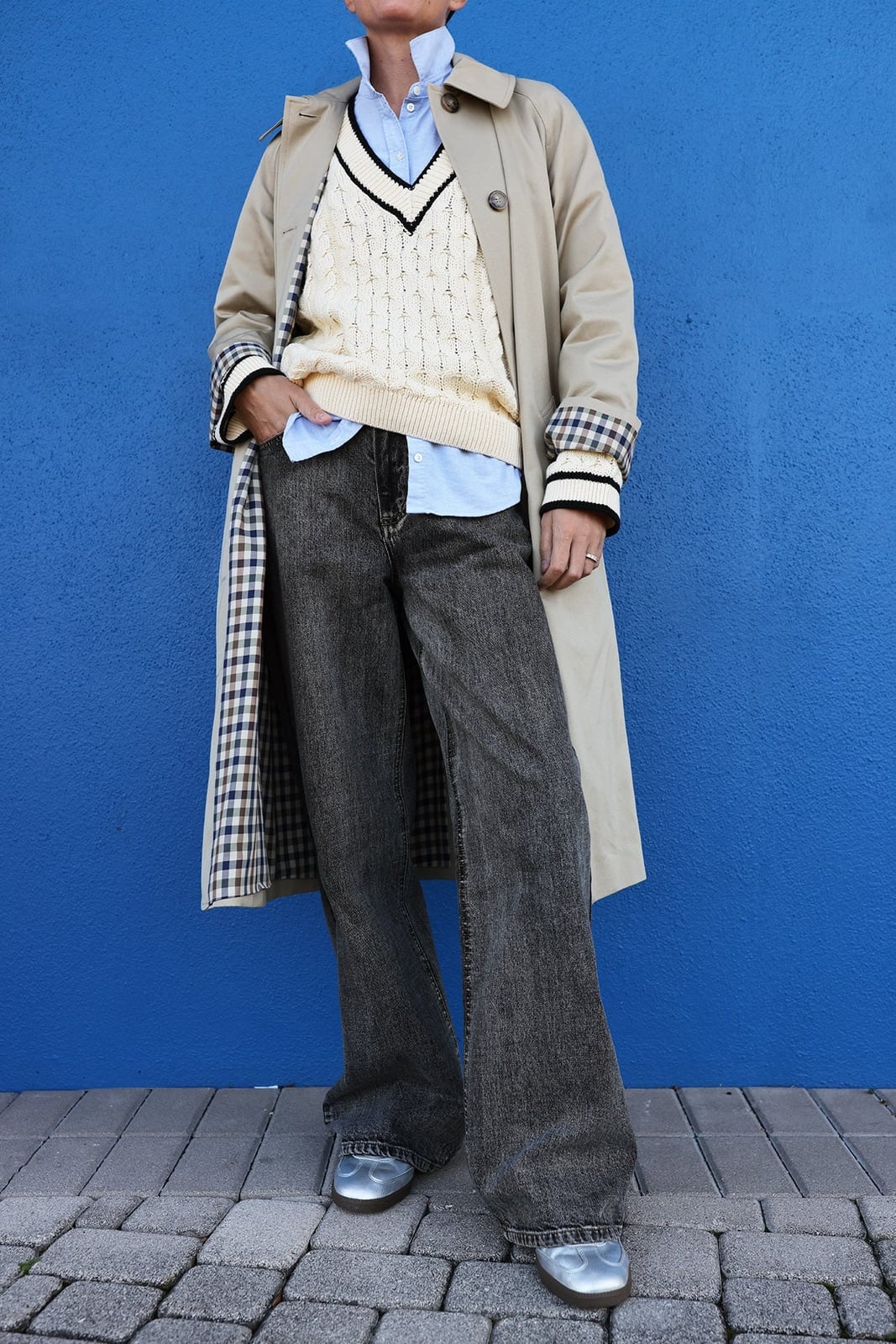 Dark Gray Wide Leg Jeans With Trench Coat Layering, Close-Up Take Dark Gray Wide Leg Jeans With Trench Coat Layering, Close-Up Take — Classy Gray Jeans Outfits