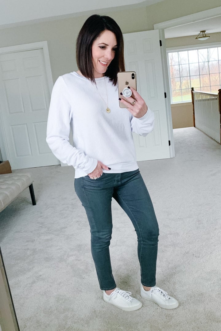 Gray Skinny Jeans With White Sweatshirt and Cotton Knit Gray Skinny Jeans With White Sweatshirt and Cotton Knit — Classy Gray Jeans Outfits