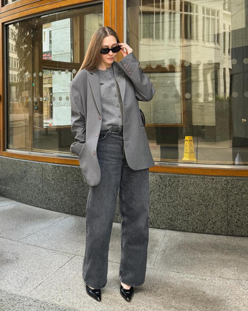 Monochromatic Gray Outfit With Wide Leg Jeans Monochromatic Gray Outfit With Wide Leg Jeans — Classy Gray Jeans Outfits