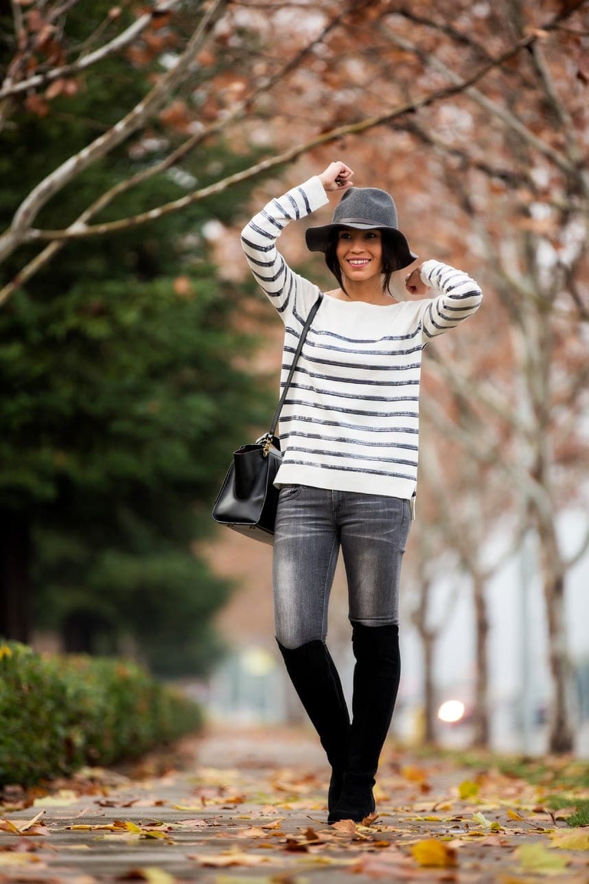 Fitted Gray Jeans With Striped Top and Fedora Fitted Gray Jeans With Striped Top and Fedora — Classy Gray Jeans Outfits