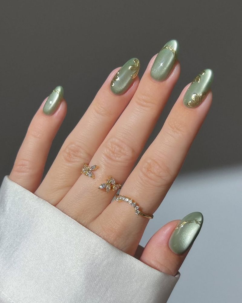 Medium Almond Light Green Cat Eye With Gold Accents Medium Almond Light Green Cat Eye With Gold Accents — Classy Green Cat Eye Nails