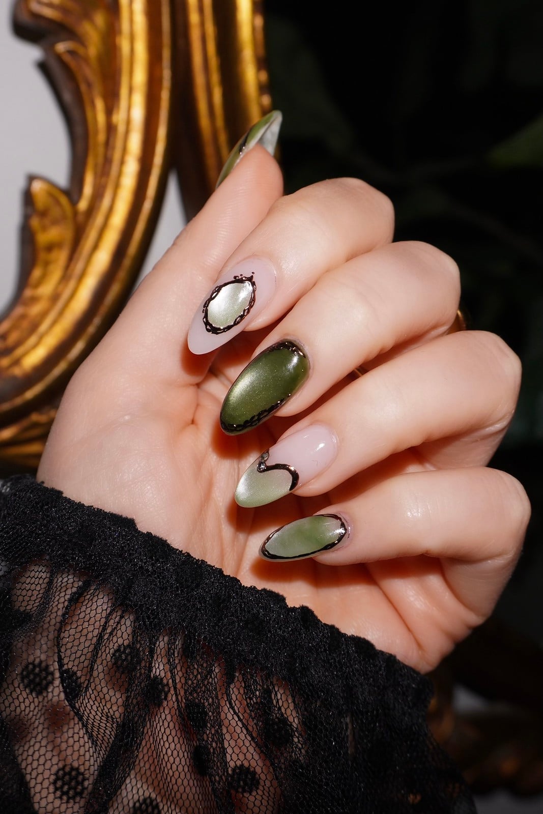 Medium Almond Olive Green Cat Eye Gradient Outline Medium Almond Olive Green Cat Eye Gradient Outline — Classy Green Cat Eye Nails