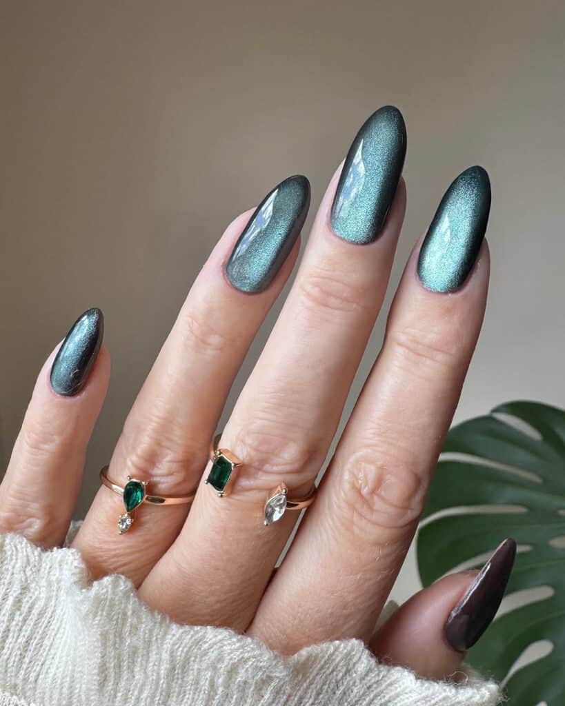 Medium Oval Dark Green Blue-Green Cat Eye Medium Oval Dark Green Blue-Green Cat Eye — Classy Green Cat Eye Nails