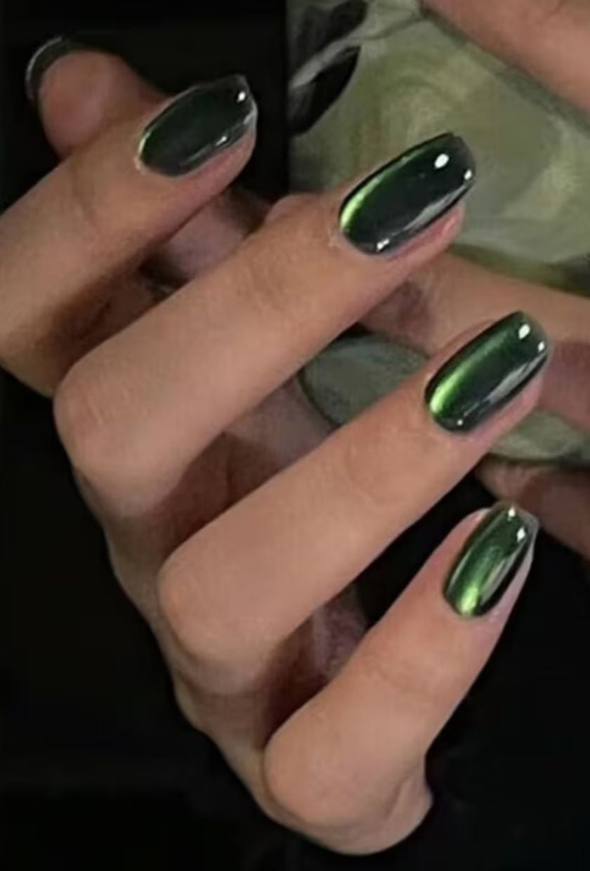 Medium Oval Dark Green Emerald Gleam Cat Eye Medium Oval Dark Green Emerald Gleam Cat Eye — Classy Green Cat Eye Nails