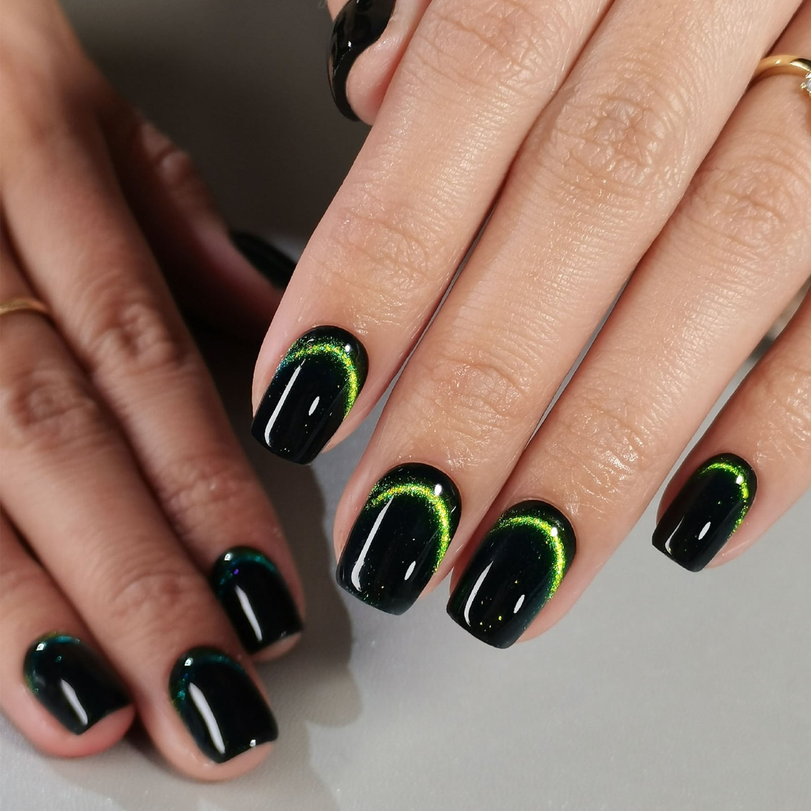 Short Square Black Base Green Cat Eye Nails, Close-Up Take Short Square Black Base Green Cat Eye Nails, Close-Up Take — Classy Green Cat Eye Nails