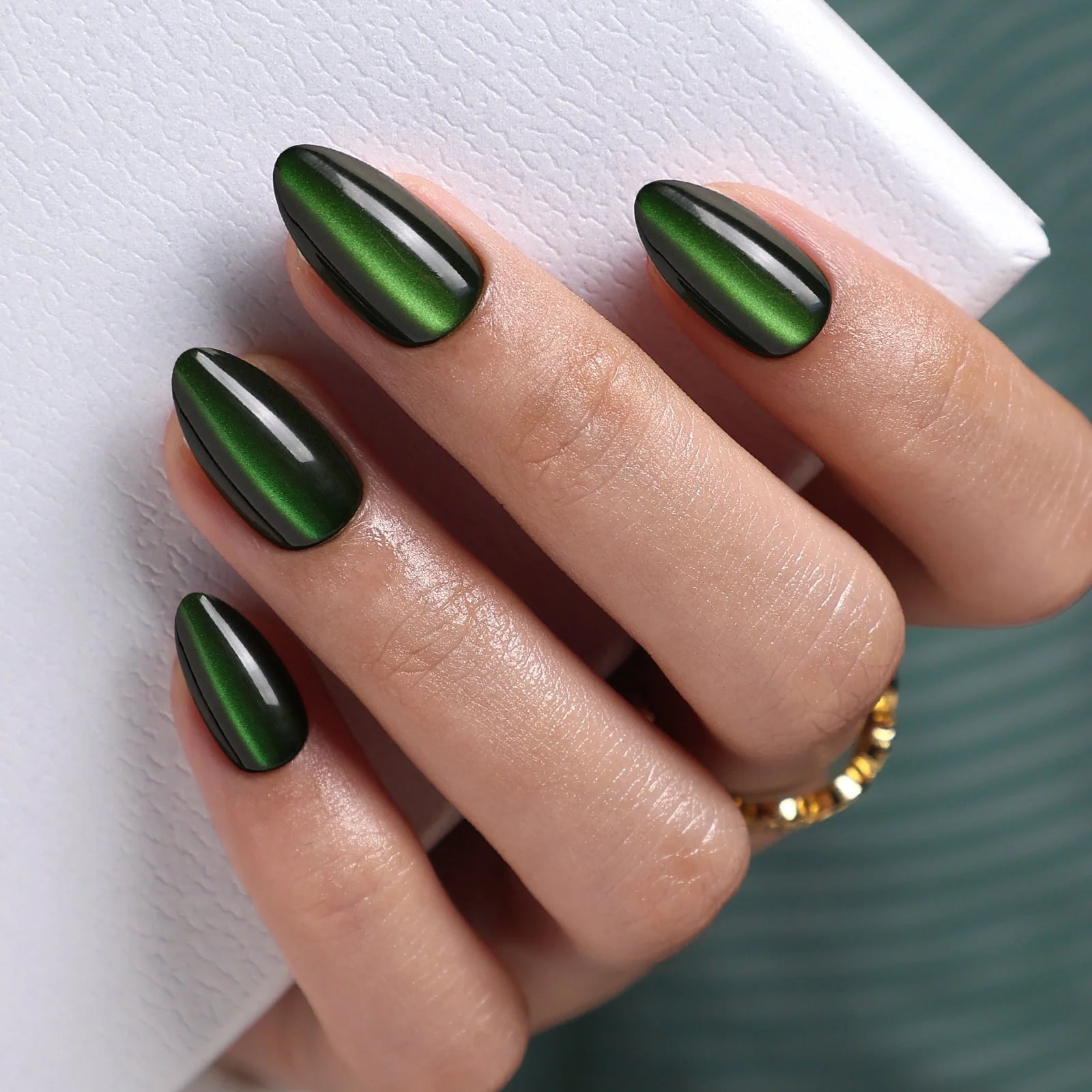 Short Almond Deep Green Yellow Shift Cat Eye Short Almond Deep Green Yellow Shift Cat Eye — Classy Green Cat Eye Nails