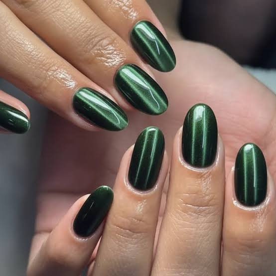 Medium Oval Deep Emerald Green Cat Eye Nails Medium Oval Deep Emerald Green Cat Eye Nails — Classy Green Cat Eye Nails