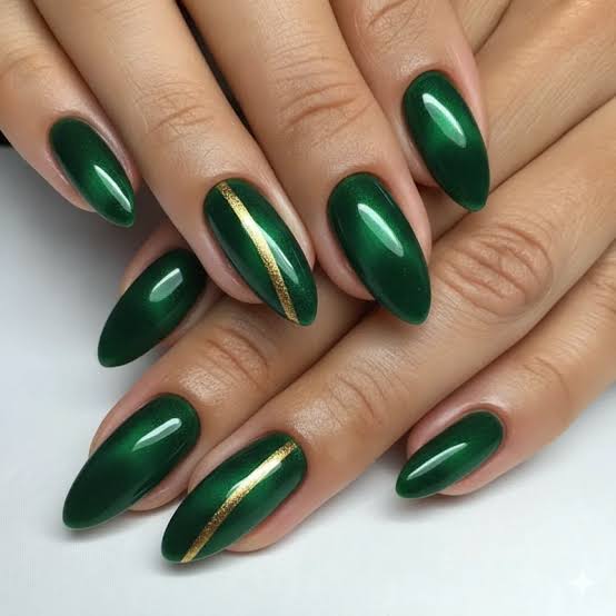 Medium Almond Green Cat Eye With Gold Line Medium Almond Green Cat Eye With Gold Line — Classy Green Cat Eye Nails