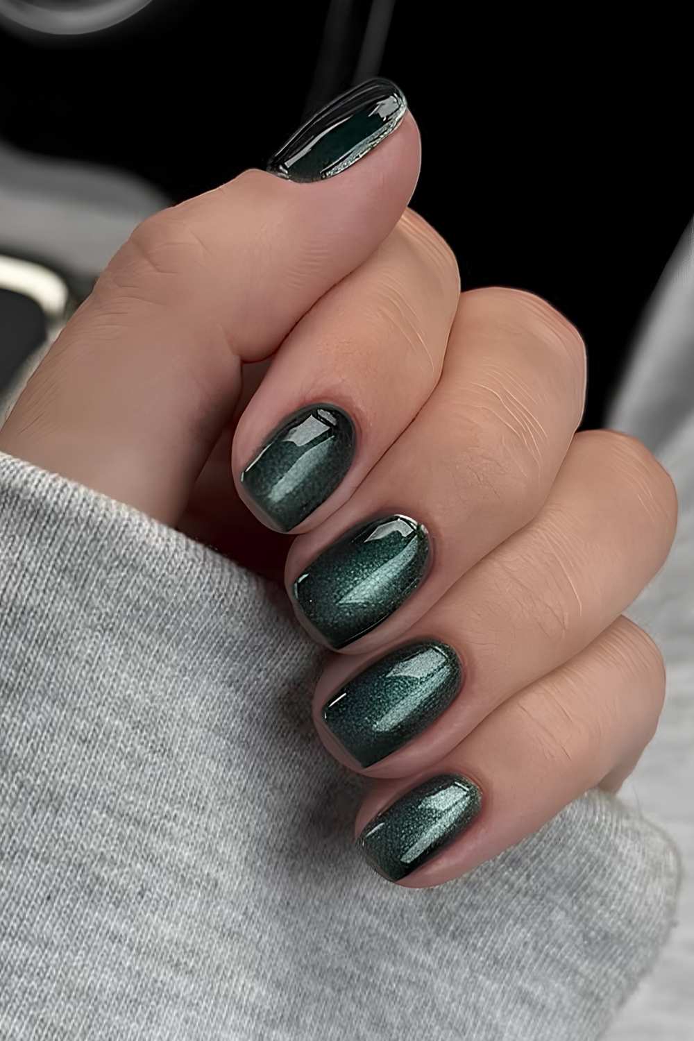 Short Oval Deep Green Cat Eye With Subtle Shift Short Oval Deep Green Cat Eye With Subtle Shift — Classy Green Cat Eye Nails
