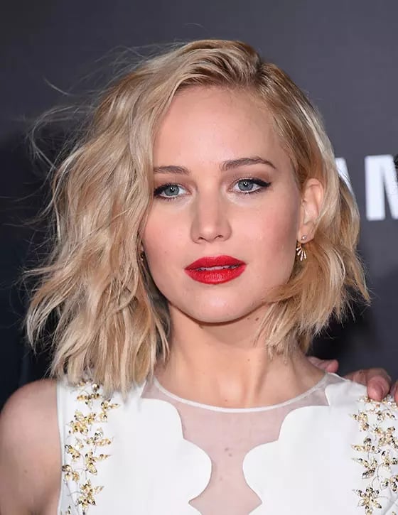 Blonde Wavy Bob With Curtain Bangs Blonde Wavy Bob With Curtain Bangs — Classy Hair for Round Face