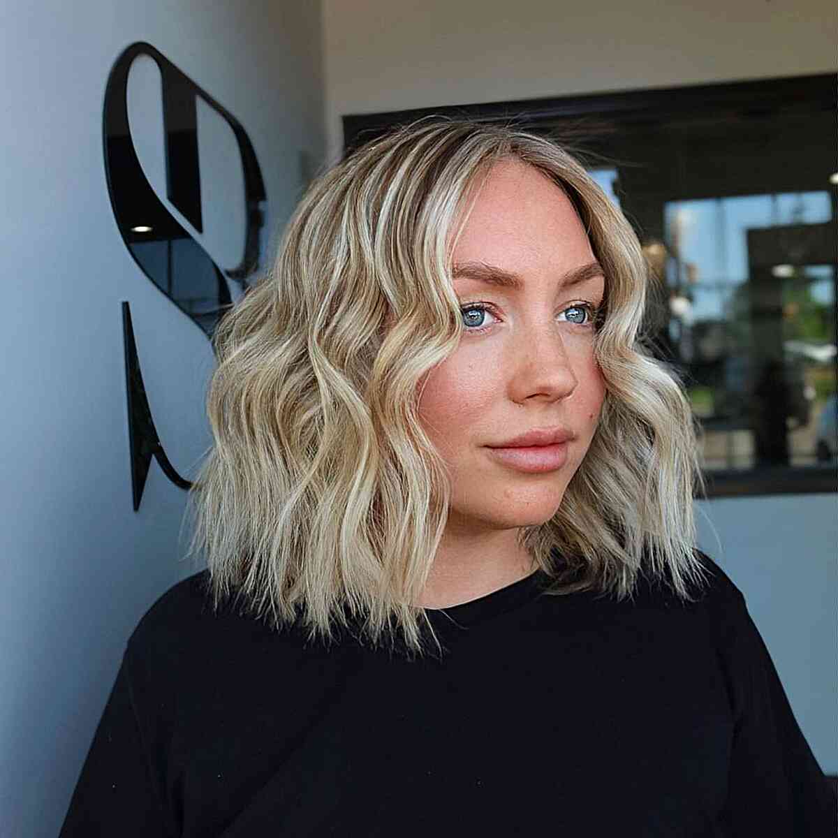 Ash Blonde Wavy Bob With Face-Framing Pieces Ash Blonde Wavy Bob With Face-Framing Pieces — Classy Hair for Round Face