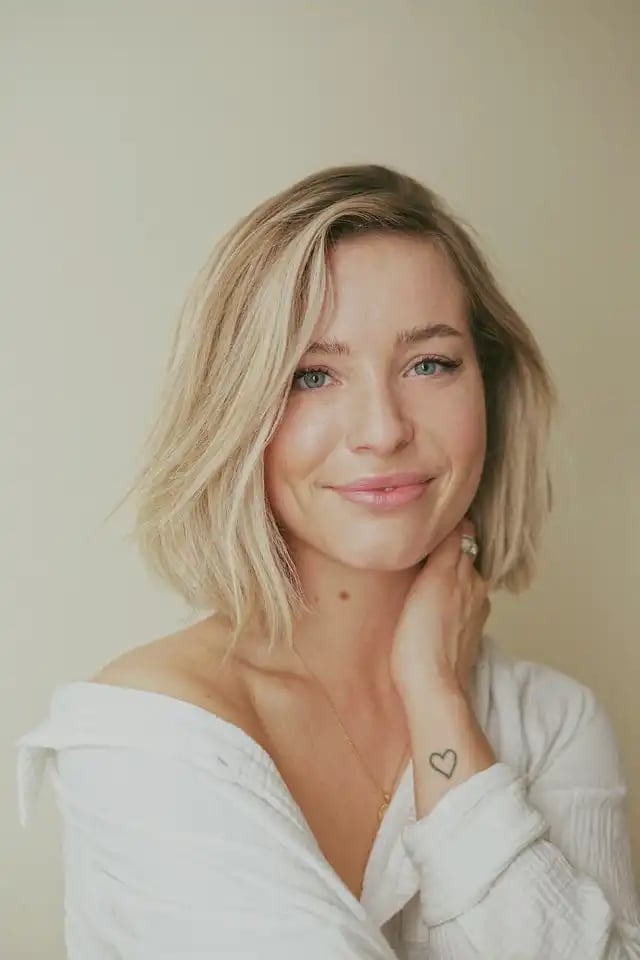 Ash Blonde Wavy Bob With Side-Swept Bangs — Classy Hair Trends for Women