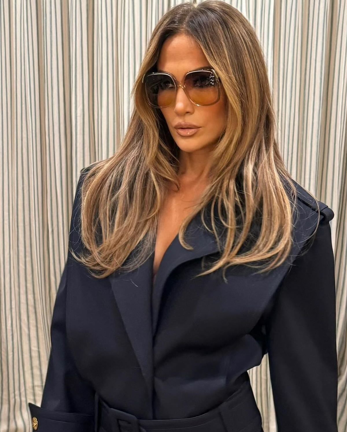 Mid-Back Wavy Hair With Balayage — Classy Hair Trends for Women