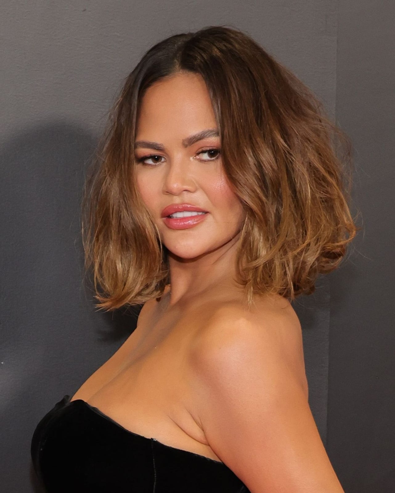 Shoulder Length Blunt Lob With Loose Waves Shoulder Length Blunt Lob With Loose Waves — Classy Haircuts for Thick Hair