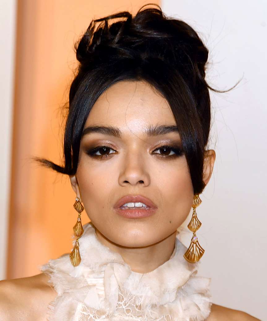 Collarbone Shag With Choppy Layers Collarbone Shag With Choppy Layers — Classy Hairstyles for Round Face