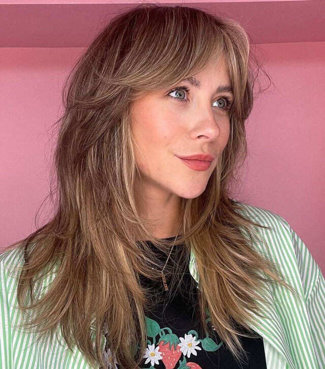 Collarbone Angled Lob With Caramel Highlights Collarbone Angled Lob With Caramel Highlights — Classy Hairstyles for Round Face