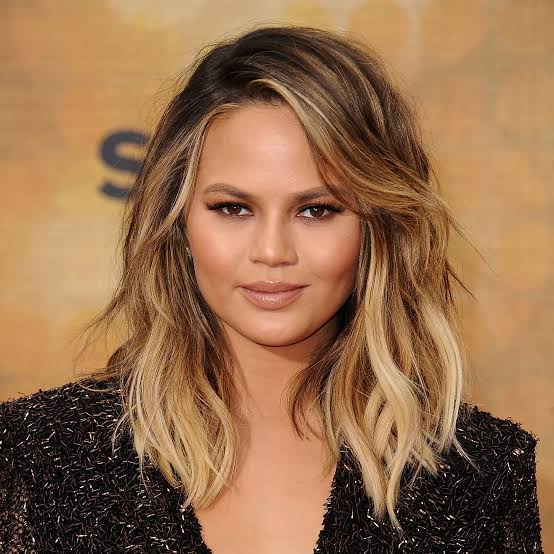 Collarbone Lob With Honey Blonde Balayage Collarbone Lob With Honey Blonde Balayage — Classy Hairstyles for Round Face