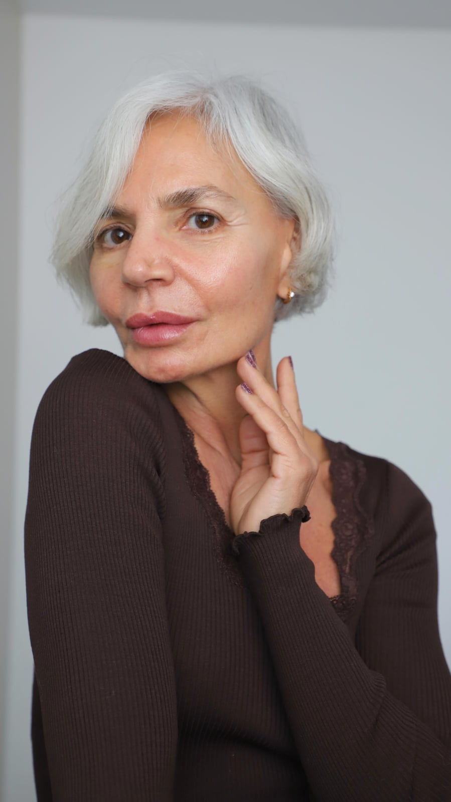 Collarbone Silver Gray Bob With Soft Waves — Classy Hairstyles for Women over 50